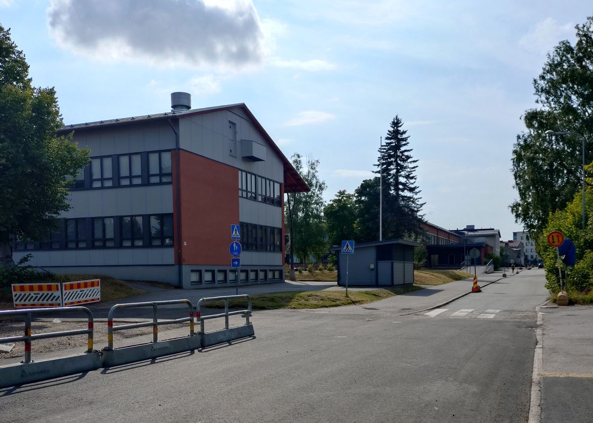 Rakennustyömaa toi muutoksia opistotalon korttelin liikenteeseen